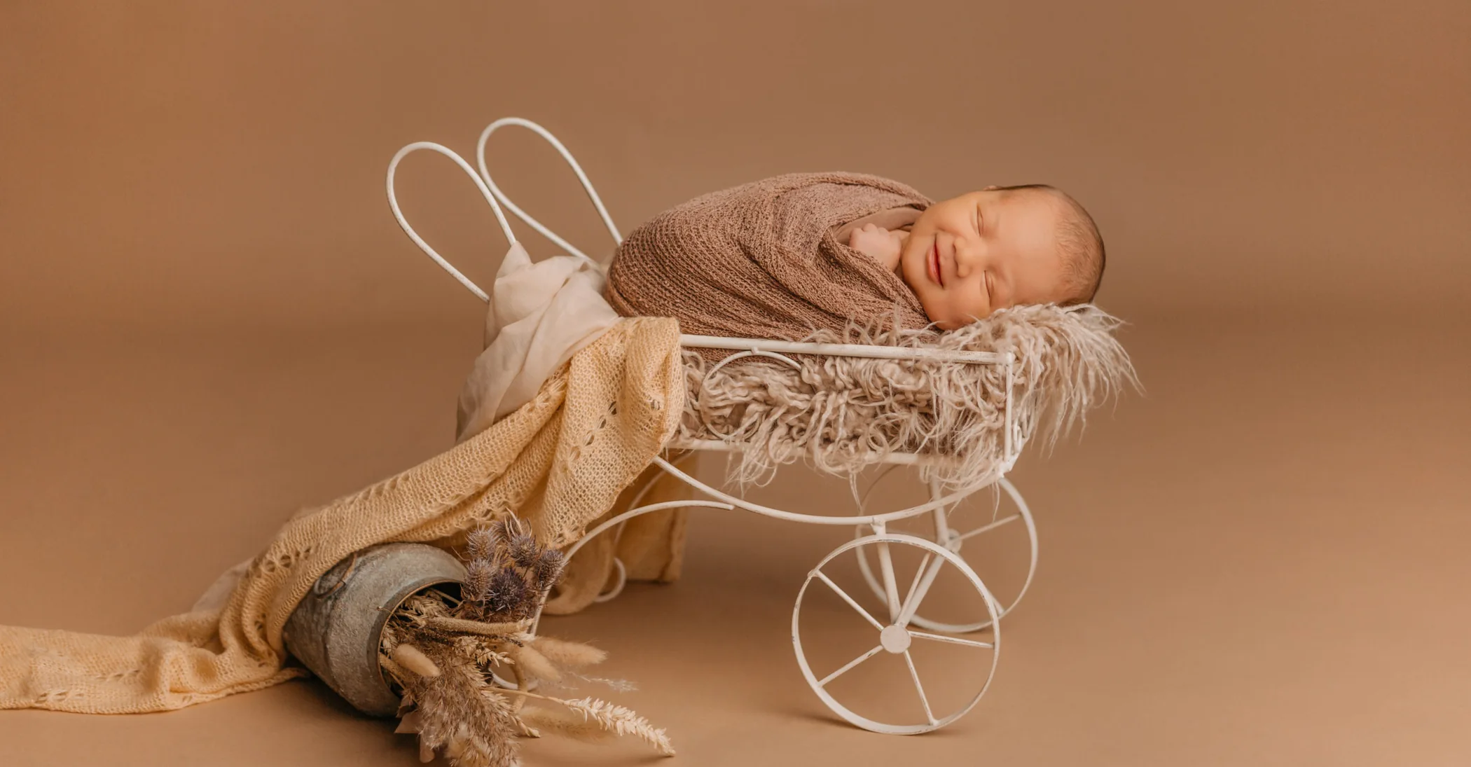 Schlafendes Newborn in einem liebevoll gestalteten Fotoset