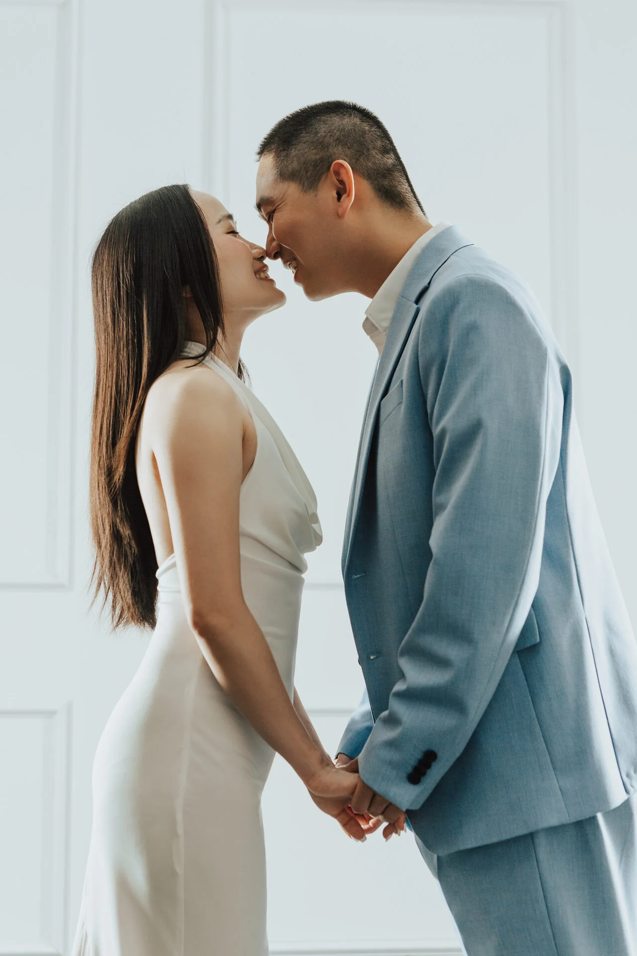 Paar beim Kuss während eines natürlichen Fotoshootings