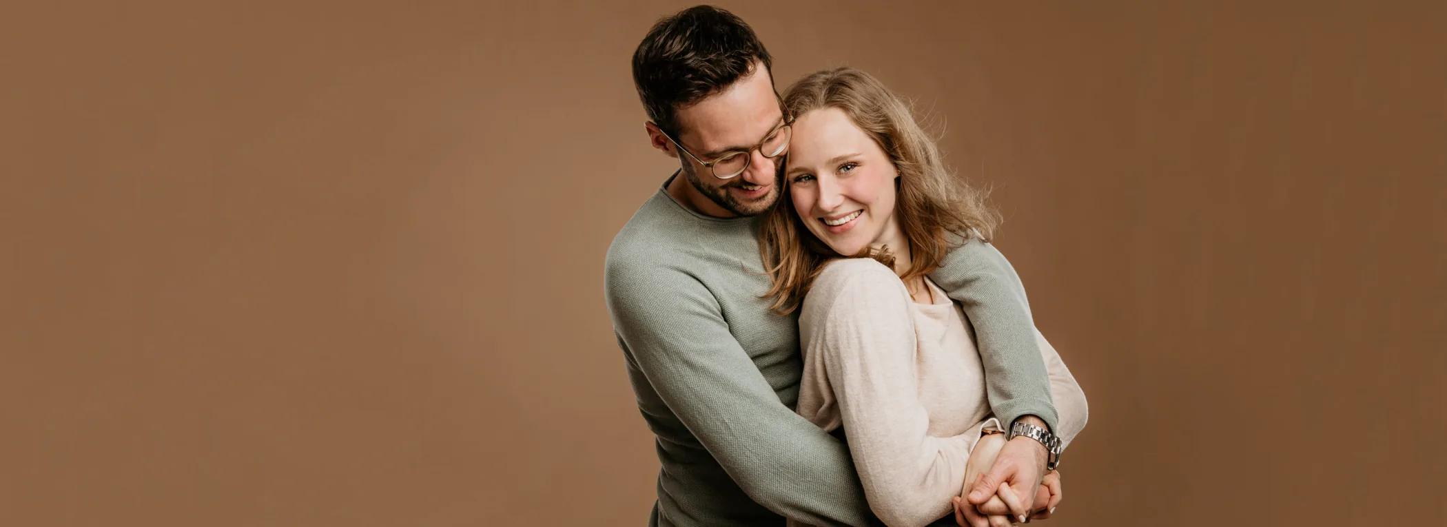 Paar umarmt sich bei einem romantischen Paarshooting