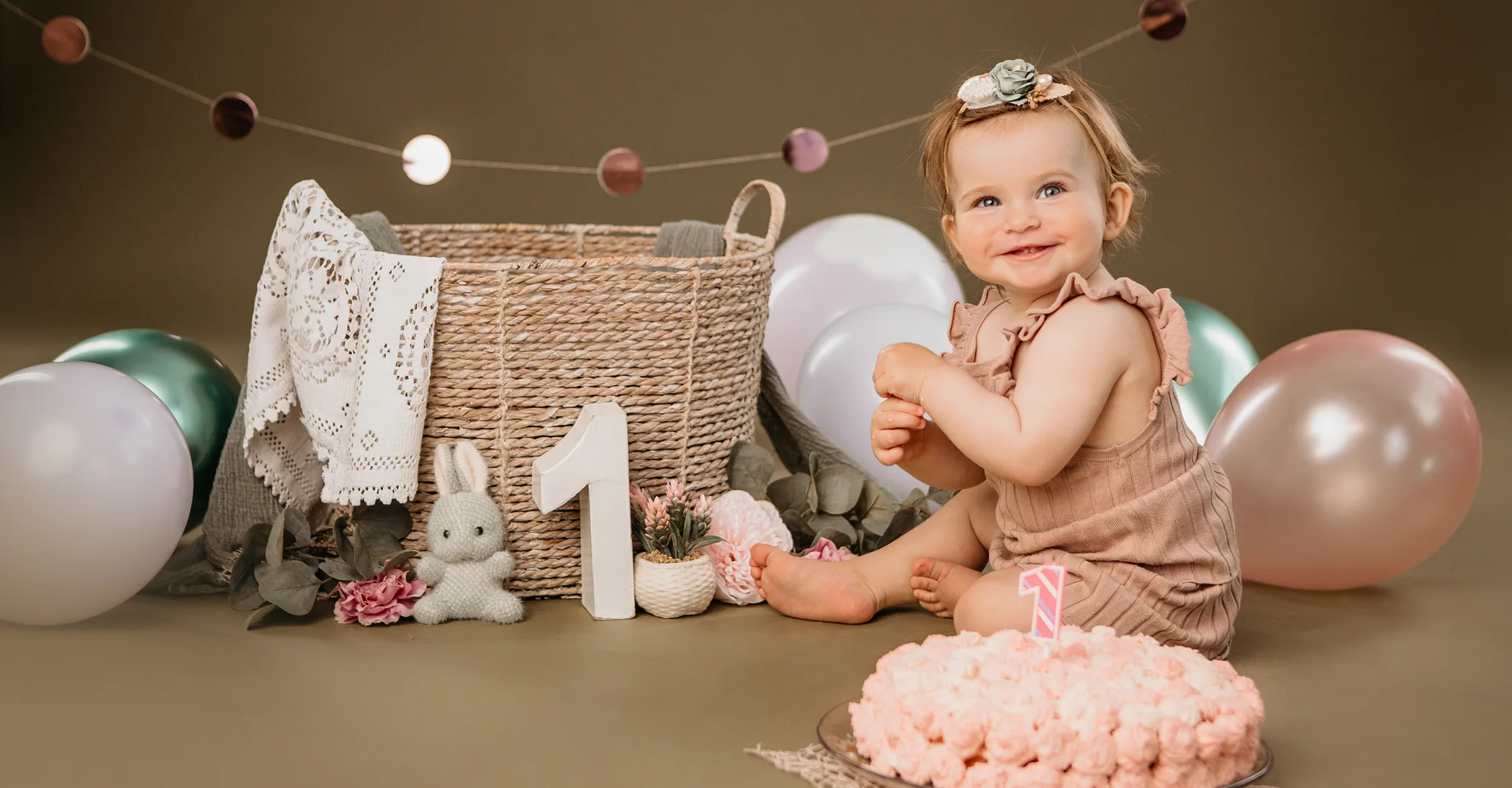 Kind beim Fotoshooting zum ersten Geburtstag