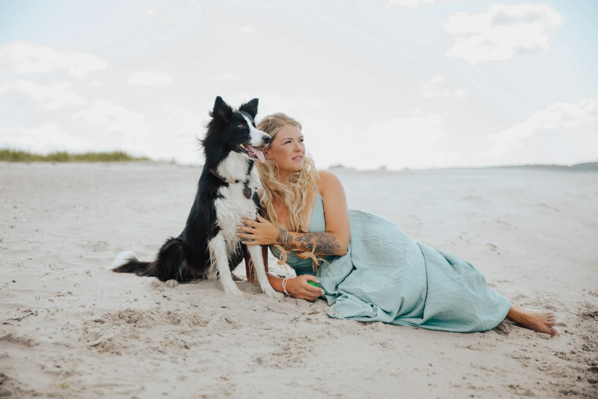 Frau mit Hund am Strand – Tierportrait